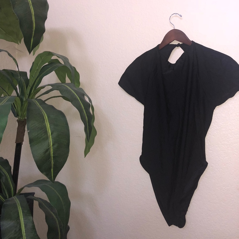 BLACK SHORT SLEEVE OPEN BACK SWIMSUIT